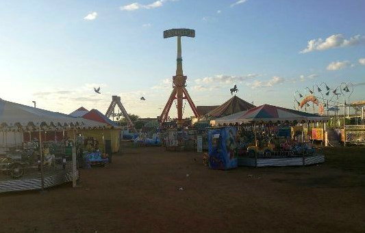Parque de diversões é visitado por ladrão que furtou roupas e espingardas Parque de diversões é visitado por ladrão que furtou roupas e espingardas