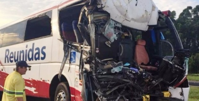 Acidente com ônibus que fazia a linha São Paulo a Três Lagoas mata um e deixa vários feridos Acidente com ônibus que fazia a linha São Paulo a Três Lagoas mata um e deixa vários feridos