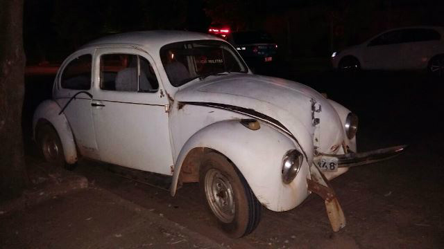 Motorista de Fusca supostamente embriagado causa dois acidentes em avenida Motorista de Fusca supostamente embriagado causa dois acidentes em avenida