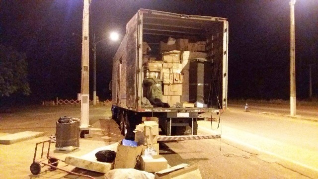 Motorista preso com mercadoria contrabandeada tenta subornar policiais
