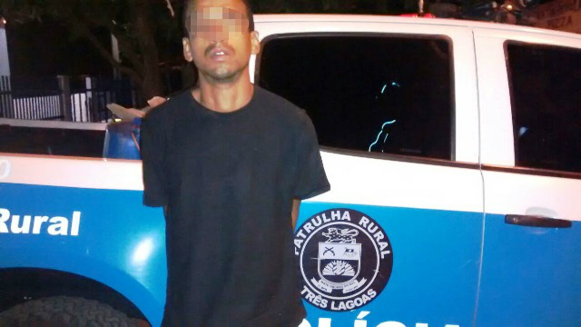 Traficante que furou bloqueio policial é preso andando a pé em rodovia 