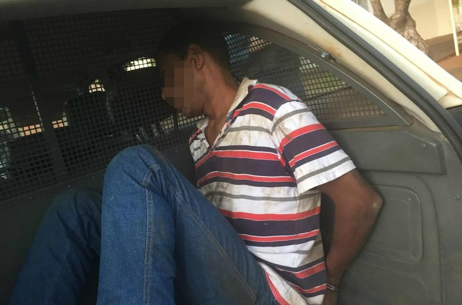 Ladrão que furtou conveniência é preso minutos depois do crime Ladrão que furtou conveniência é preso minutos depois do crime