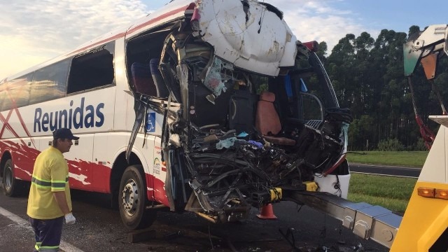Quatro feridos têm alta após acidente entre ônibus e caminhão em Lins