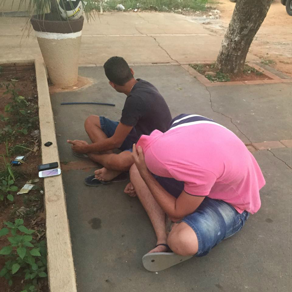 S.I.G. prende quatro jovens e apreende dois adolescentes durante ação no bairro Vila Haro S.I.G. prende quatro jovens e apreende dois adolescentes durante ação no bairro Vila Haro