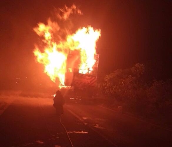 Bombeiros de Três Lagoas combatem incêndio à carreta na BR-158