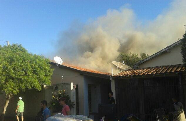 Corpo de Bombeiros é chamado para combater incêndio em residência no Colinos Corpo de Bombeiros é chamado para combater incêndio em residência no Colinos