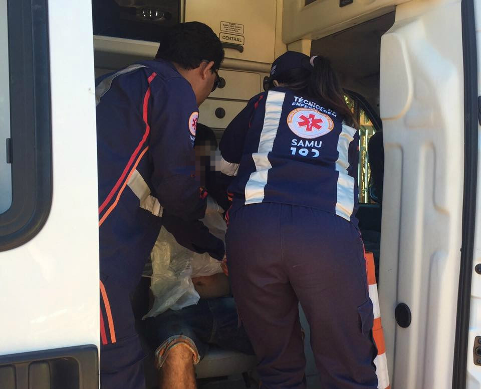 Após brigar com a mãe, jovem se corta em vidro Após brigar com a mãe, jovem se corta em vidro
