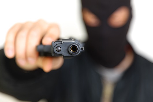 Com camiseta cobrindo o rosto, ladrão assalta posto de combustíveis Com camiseta cobrindo o rosto, ladrão assalta posto de combustíveis