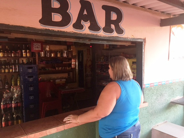 Assaltantes se passam por pedreiros para roubarem bar no bairro Santa Rita Assaltantes se passam por pedreiros para roubarem bar no bairro Santa Rita