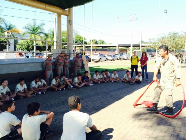 Bombeiros do Amanhã recebem treinamento na Praça Ramez Tebet Bombeiros do Amanhã recebem treinamento na Praça Ramez Tebet