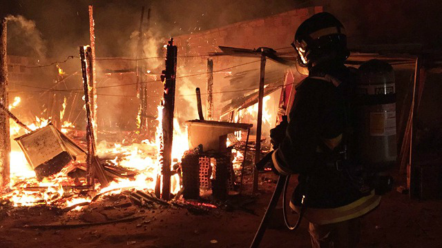 Após brigar com marido, mulher incendeia casa e foge com as filhas 