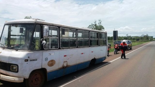 Pneu de ônibus se desprende e atinge motociclista na BR-158