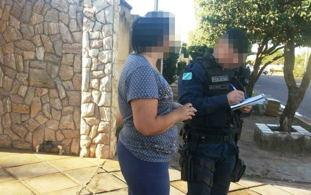 Moradora de bairro nobre é assaltada quando lavava a frente de sua casa Moradora de bairro nobre é assaltada quando lavava a frente de sua casa