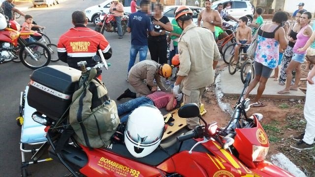 Após acidente, duas pessoas são socorridas pelas equipes dos bombeiros e SAMU Após acidente, duas pessoas são socorridas pelas equipes dos bombeiros e SAMU