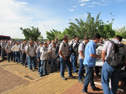 Trabalhadores votam proposta de acordo coletivo