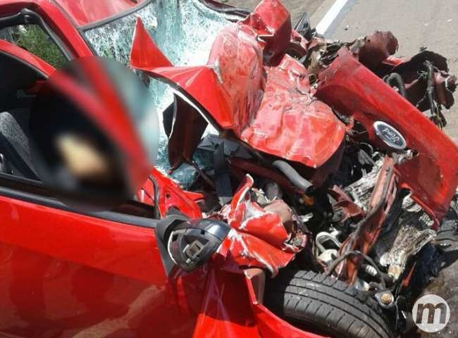 Vítimas de acidente entre carro e carreta na BR-262 eram pai e filho