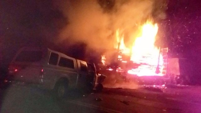 Camionete bate em tanque de carreta de eucalipto e causa explosão na BR-262