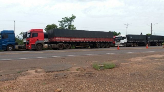 PRF apreende comboio de carretas com 1,8 milhão de cigarros