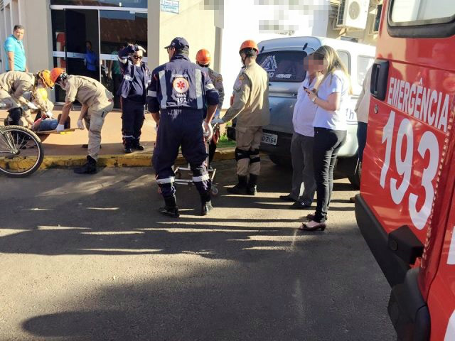 Bombeiros e SAMU resgatam vítimas de acidente de trânsito 