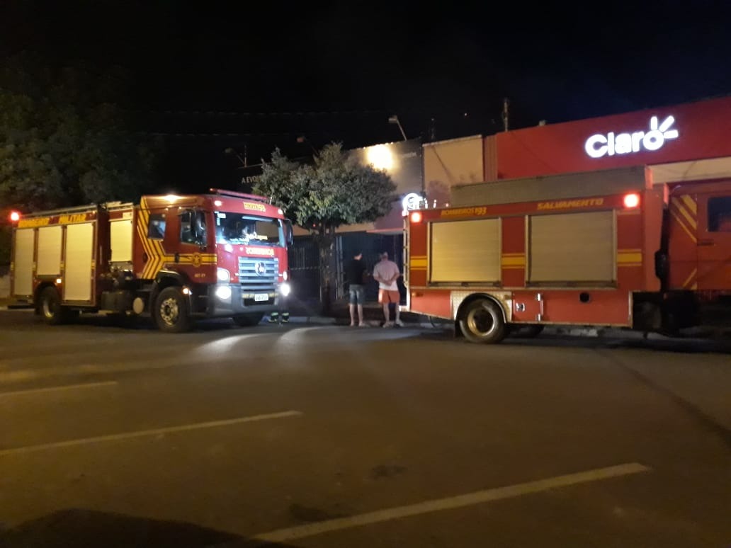 Em Três Lagoas, Bombeiros controlam incêndio criminoso no centro da Cidade Em Três Lagoas, Bombeiros controlam incêndio criminoso no centro da Cidade