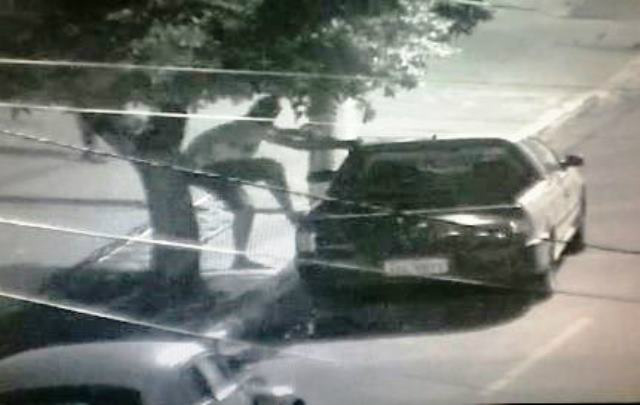 Homem  que aparece arrombando veículo disse à polícia que estava urinando 