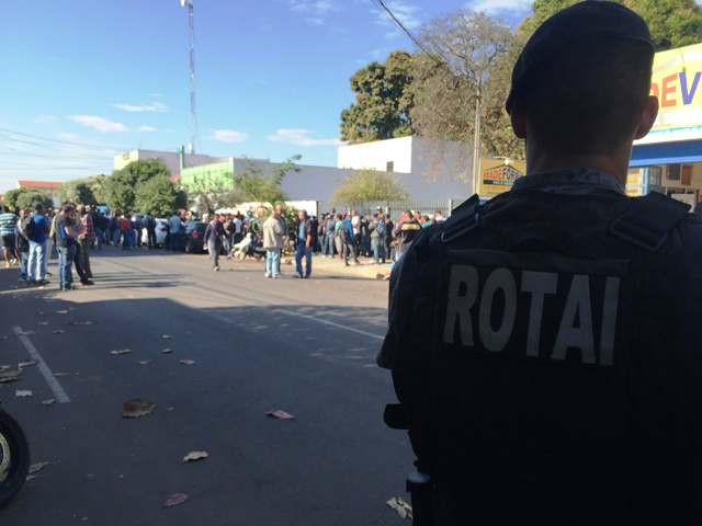Clima Tenso: Polícia interdita rua na frente do CIAT de Três Lagoas Clima Tenso: Polícia interdita rua na frente do CIAT de Três Lagoas