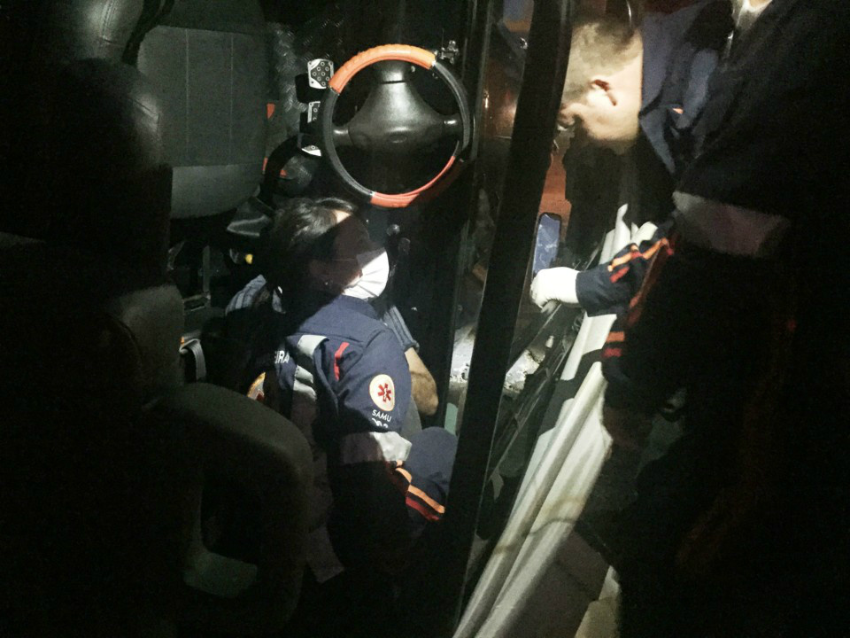 Motorista de Jeep fica preso nas ferragens e é resgatado pelos bombeiros 