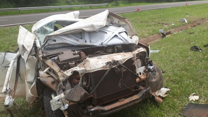 Motorista de 27 anos fica em estado grave ao bater caminhonete e capotar Motorista de 27 anos fica em estado grave ao bater caminhonete e capotar