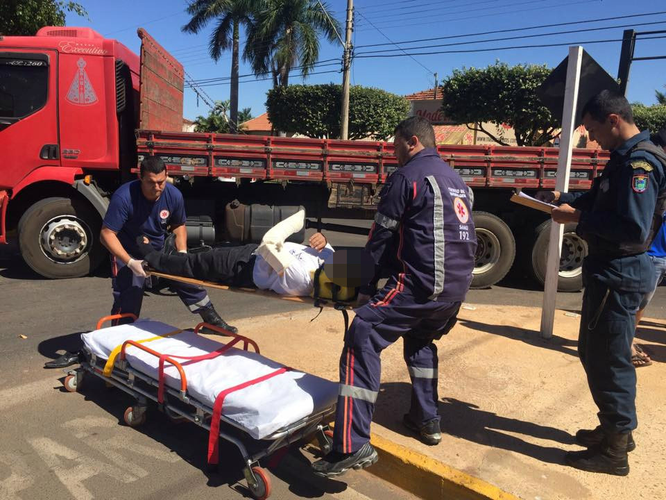 Vendedor de carros escapa da morte ao bater moto em caminhão 