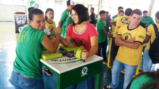 Alunos do colégio Afonso Pena são apresentados a Luta de Braço através do PROEMI