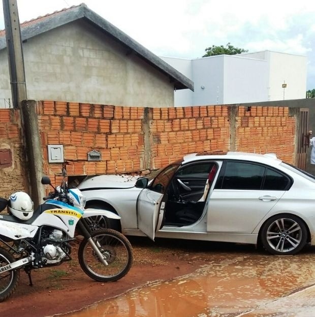 BMW bate e destrói muro de residência em Três Lagoas