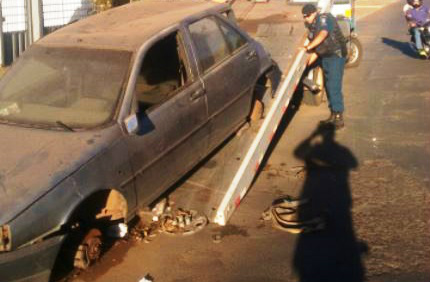 Carro que estava abandonado em via pública é guinchado pela PM 