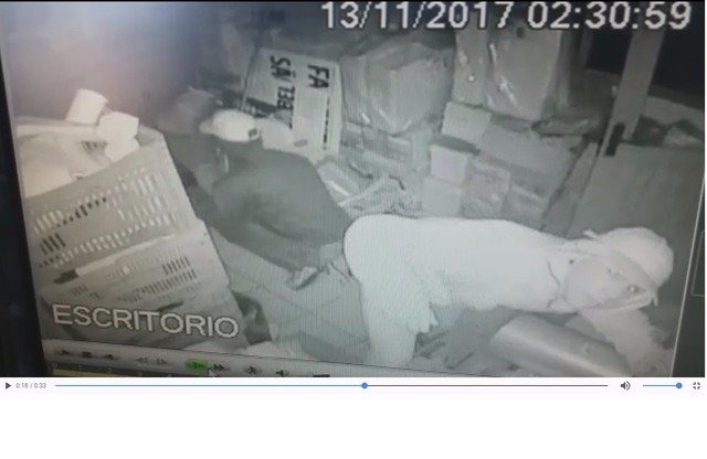 Vídeo mostra ladrões tentando furtar cofre de supermercado em Três Lagoas Vídeo mostra ladrões tentando furtar cofre de supermercado em Três Lagoas