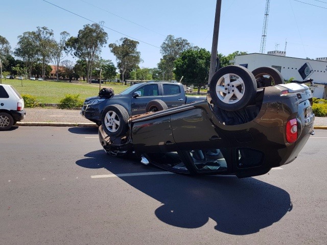 Motorista perde o controle da direção e capota carro em avenida de Três Lagoas Motorista perde o controle da direção e capota carro em avenida de Três Lagoas