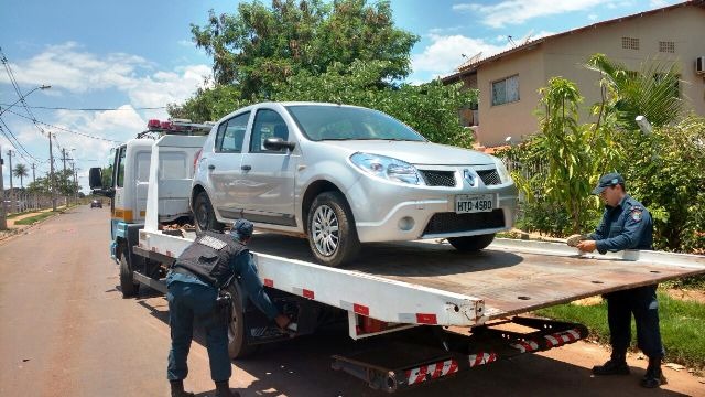 Renault Sandero é apreendido no Residencial Novo Oeste em Três Lagoas 