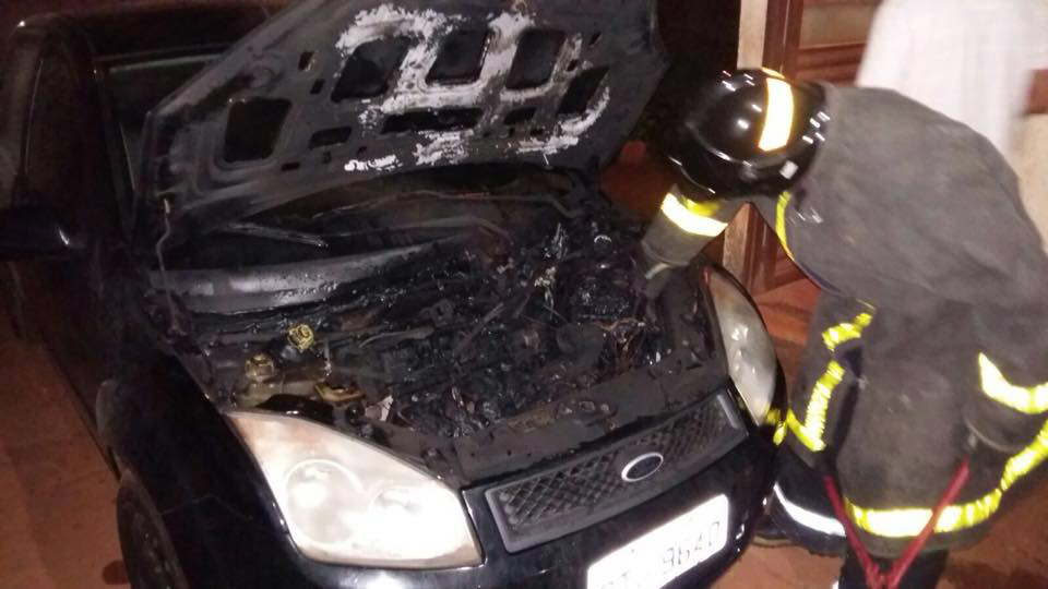 Corpo de Bombeiros atendem ocorrência de incêndio em veículo 