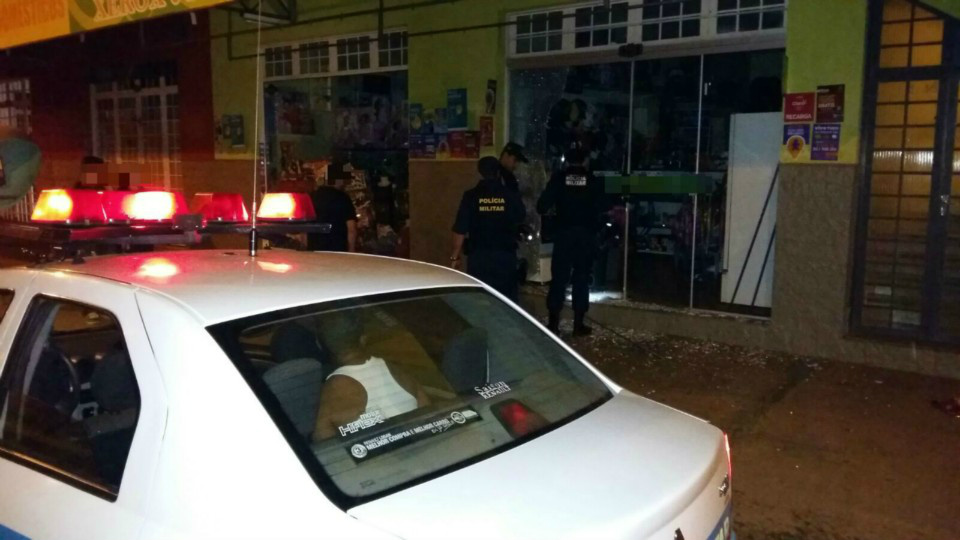 Homem que quebrou vitrine de loja é preso pela Polícia Militar Homem que quebrou vitrine de loja é preso pela Polícia Militar