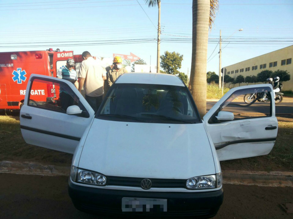 Acidente entre Gol e carreta mobiliza equipes do Corpo de Bombeiros Acidente entre Gol e carreta mobiliza equipes do Corpo de Bombeiros