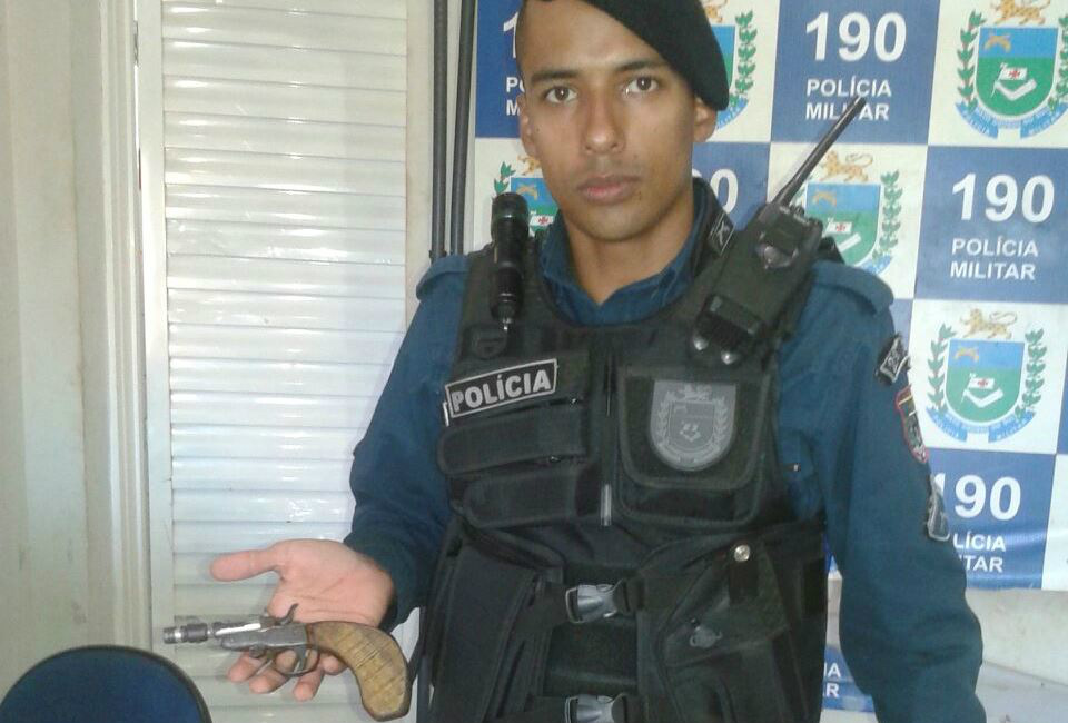 Polícia apreende arma de fogo no bairro Jardim Violetas Polícia apreende arma de fogo no bairro Jardim Violetas