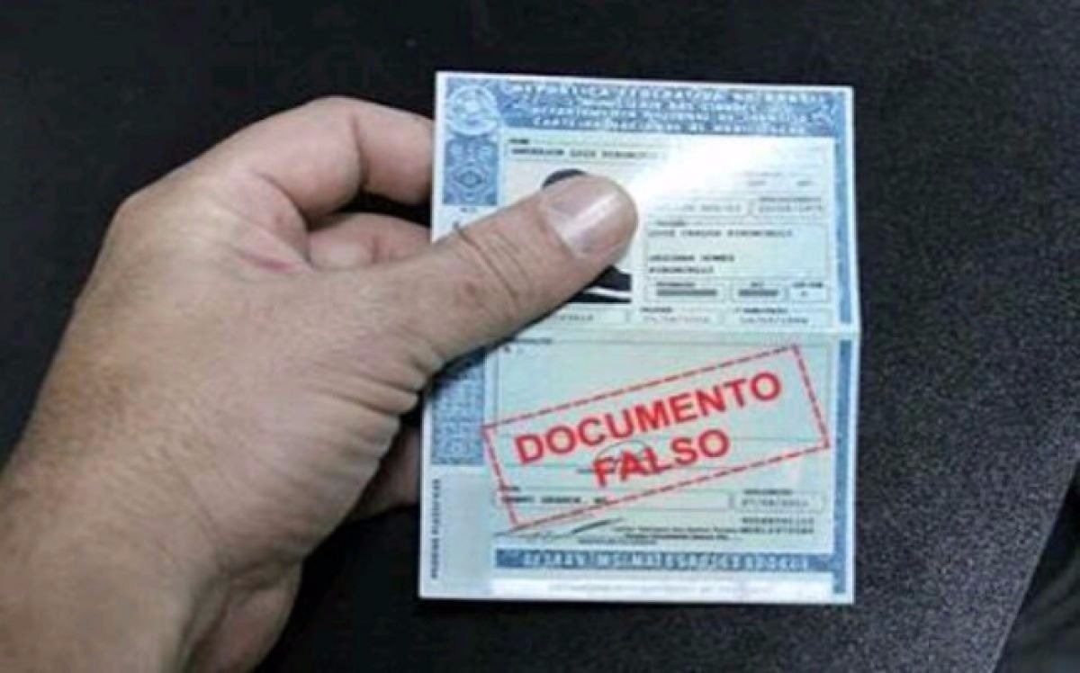 Homem paga R$ 3 mil por CNH falsa e acaba preso