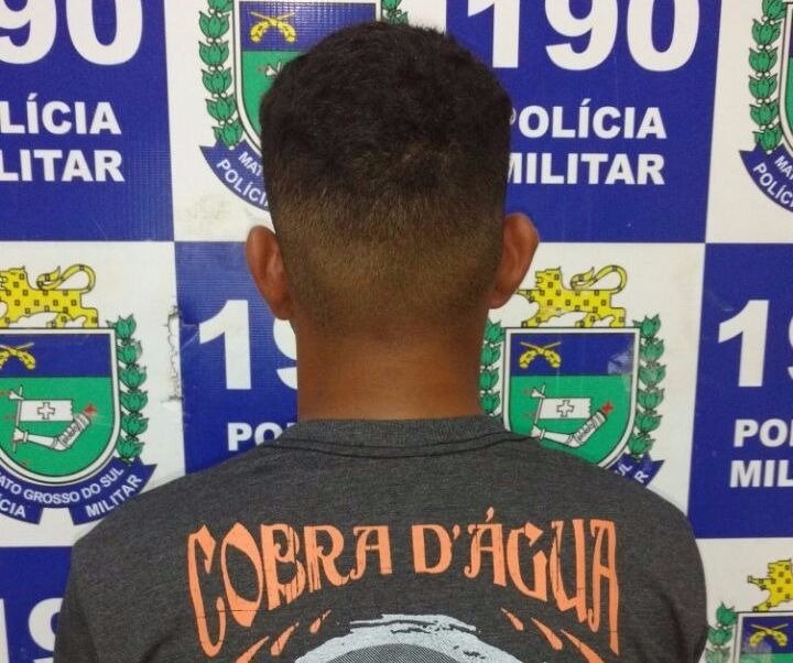 Com tablete de maconha na bermuda, jovem é preso em flagrante pela PM Com tablete de maconha na bermuda, jovem é preso em flagrante pela PM