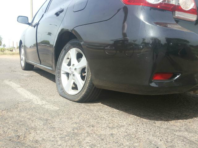 Bueiro aberto em avenida causa prejuízos para dona de Corolla Bueiro aberto em avenida causa prejuízos para dona de Corolla