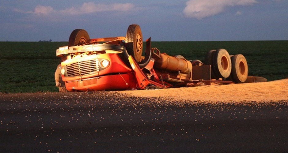 Motoristas de caminhão morre em capotamento Motoristas de caminhão morre em capotamento