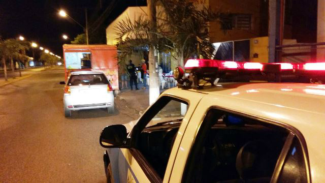 Após roubo, assaltante pede lanche em trailer e foge ao perceber aproximação da polícia 
