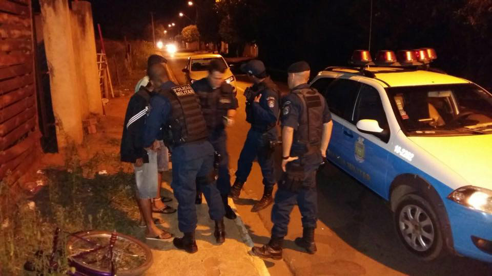 Jovem é preso no bairro Santa Luzia portando drogas e carregando balança de precisão no bolso Jovem é preso no bairro Santa Luzia portando drogas e carregando balança de precisão no bolso