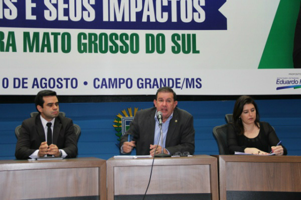 Eduardo Rocha entrega documento que mostra que MS vai perder muito com a Unificação da Alíquota do ICMS
