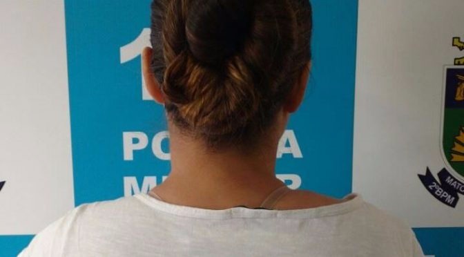 Mulher com mandados de prisão em aberto é presa pela PM