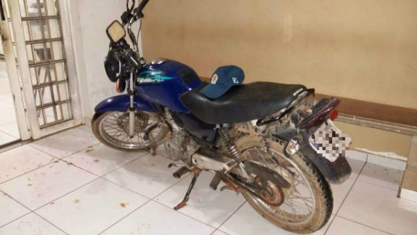 Moto furtada no sábado é encontrada na Rua Trajano dos Santos Moto furtada no sábado é encontrada na Rua Trajano dos Santos