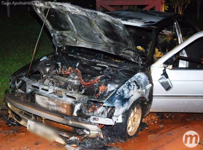 Carro pega fogo com família dentro em Bataguassu; todos escapam ilesos
