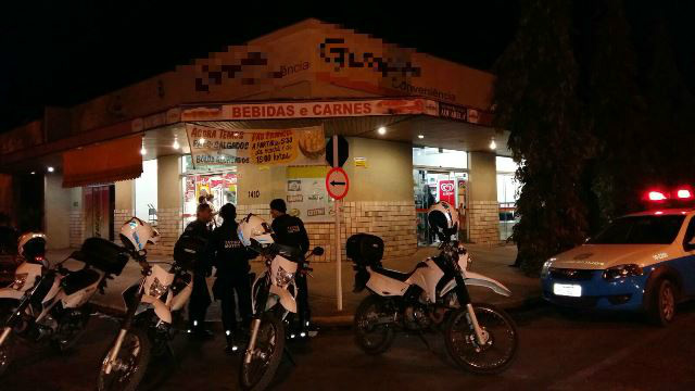 Além de roubar R$ 1.200, assaltantes ameaçaram sequestrar filho de refén 